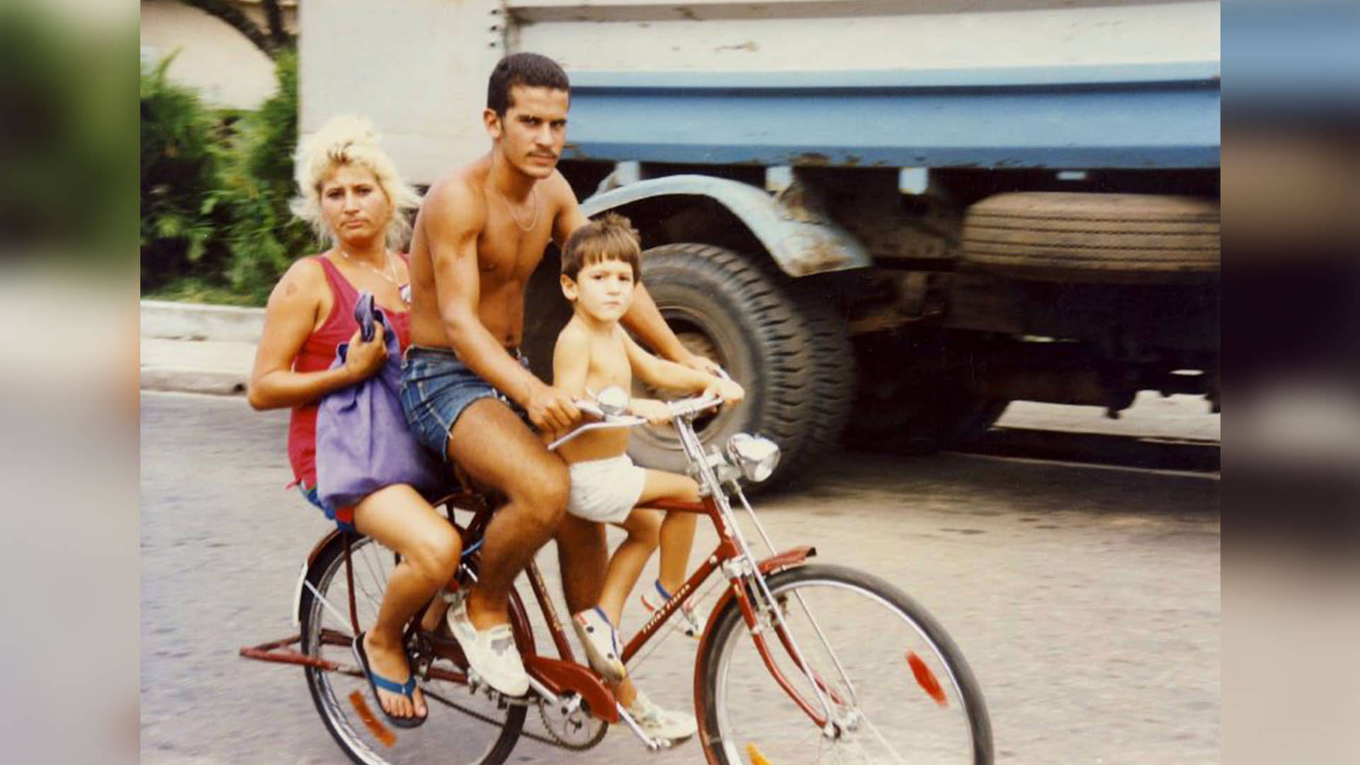 Foto de familia en bicicleta