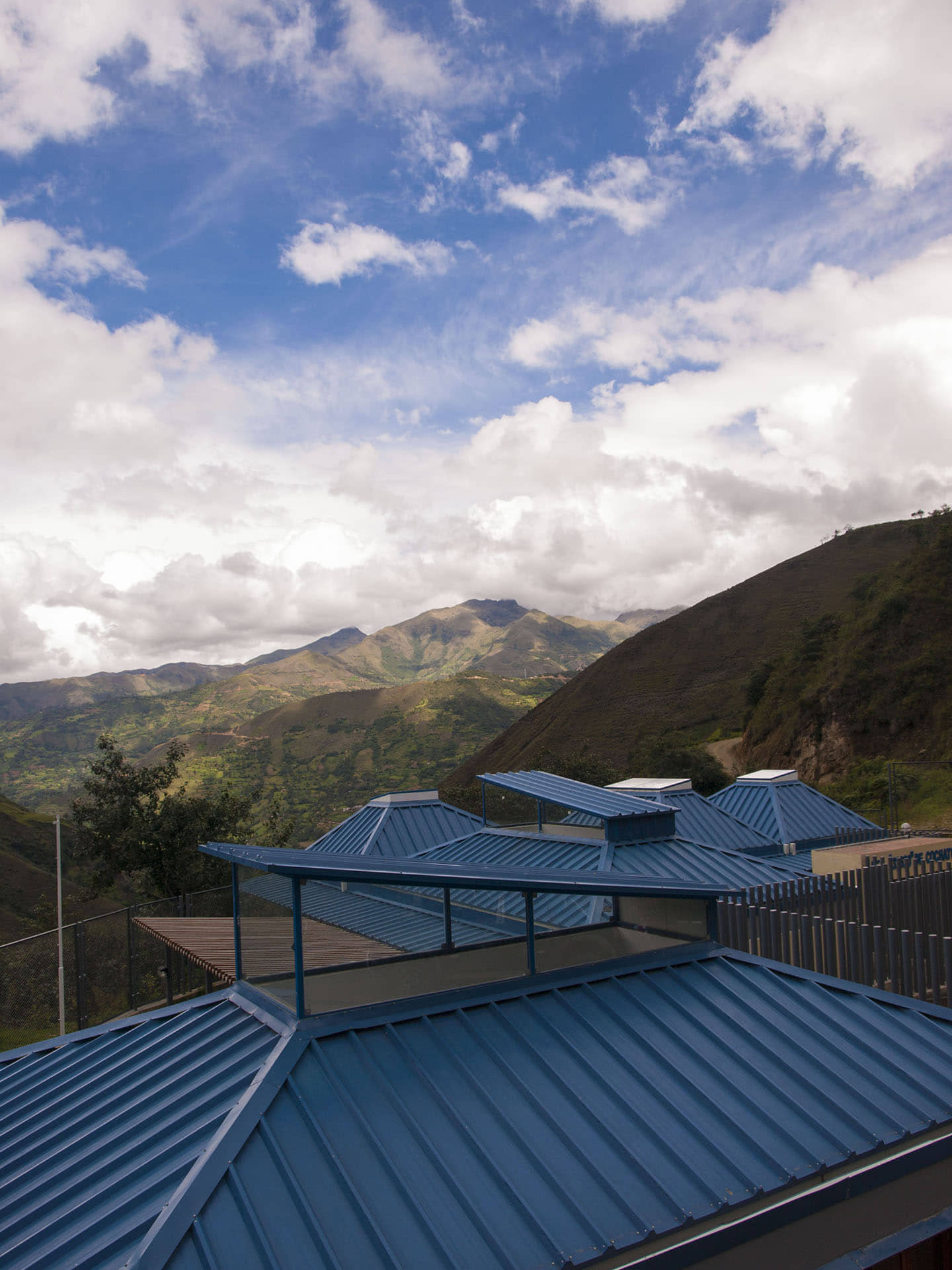 Cubiertas inclinadas de los módulos educativos de Cochato