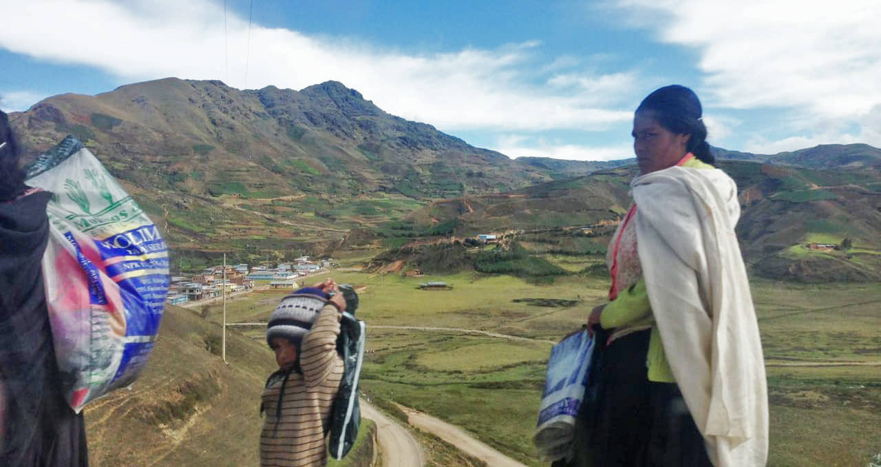 alt=alumno caminando para acceder al colegio