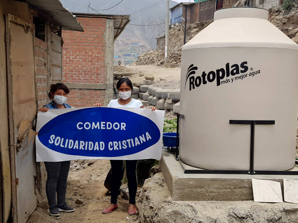 alt= instalación de tanques de agua en el comedor solidaridad cristiana