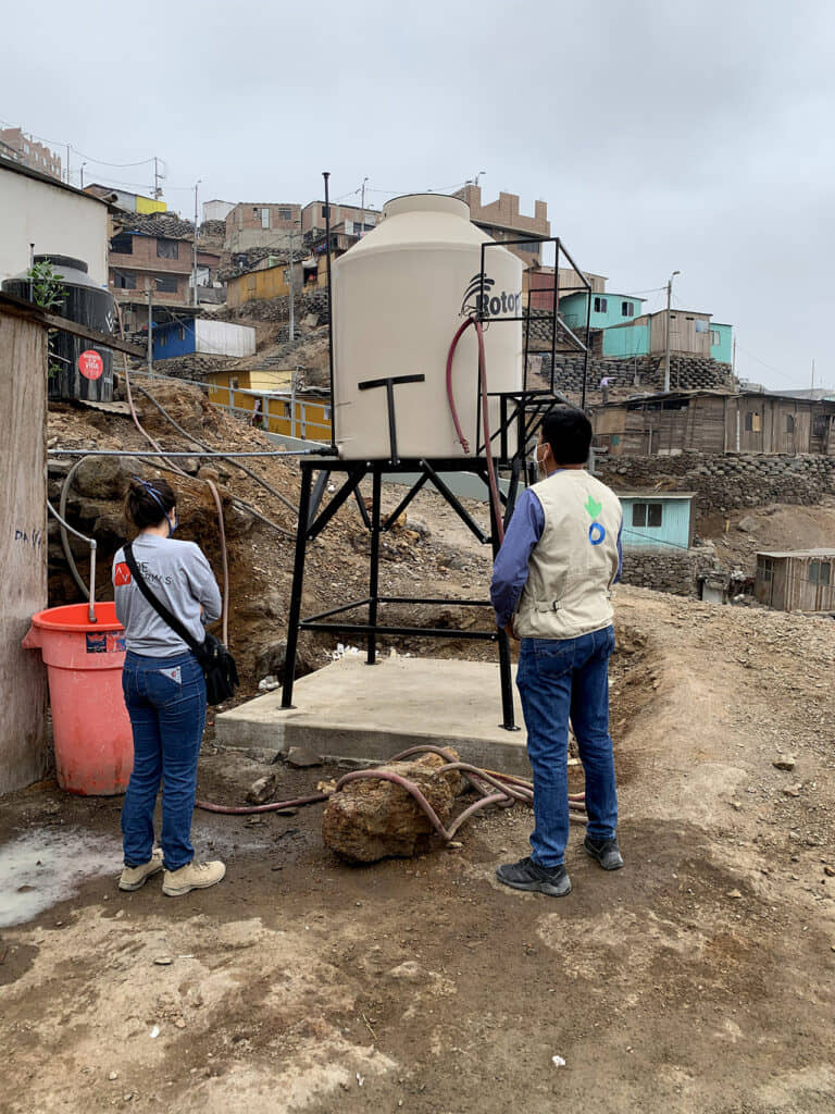 alt= trabajo en equipo para la instalación de tanques de agua